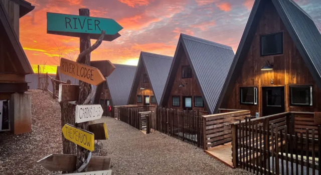 Wrong Way River Lodge & Cabins
