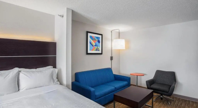 Четырёхместный люкс Holiday Inn Express Hotel & Suites Altoona-Des Moines by IHG
