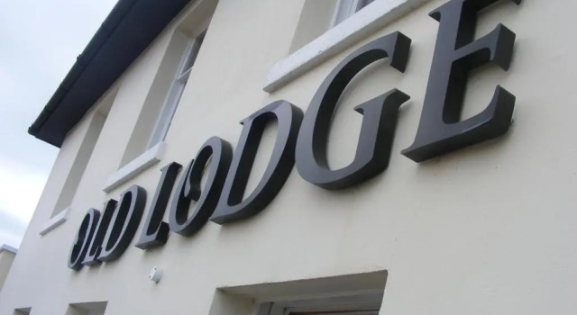 OYO The Old Lodge, Boek Hotel Hotels in Hampshire met parkeren, Parkeren