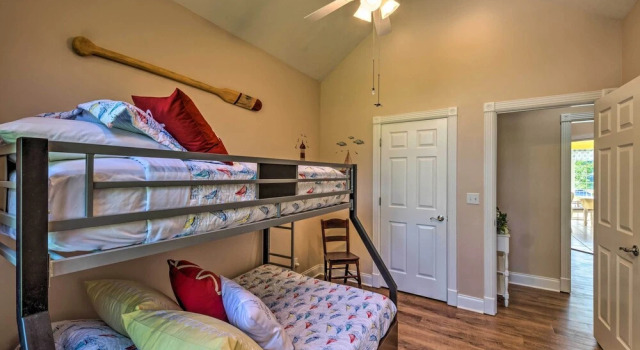 Коттедж с 4 комнатами Luxe Lake Cumberland Retreat w/ Decks on 1 Acre!