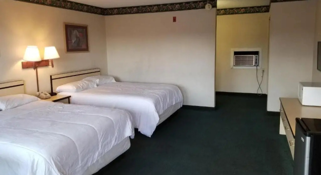 Четырёхместный номер Standard TravelStar Inn & Suites