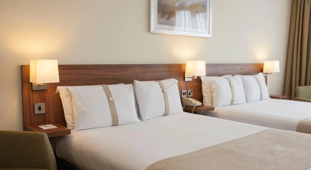 Четырёхместный номер Standard Holiday Inn Brighouse by IHG