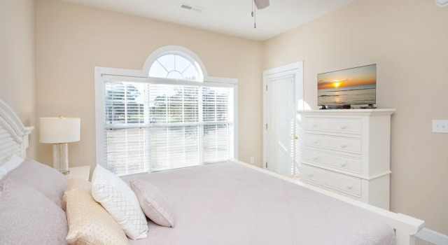 4695 Wild Iris Drive, #204 Magnolia Place 2 Bedroom Condo by RedAwning, Забронировать Апартаменты/квартира Отели Миртл-Бич с парковкой, рядом с PineHills Palmetto at Myrtlewood Golf Club, Парковка