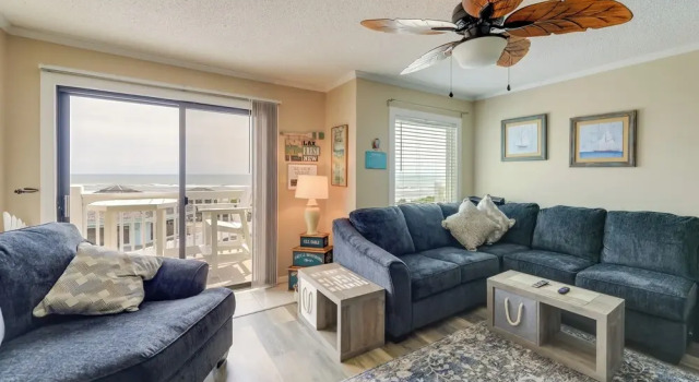 Апартаменты Coastal Condo w/ Indoor & Outdoor Pool Access