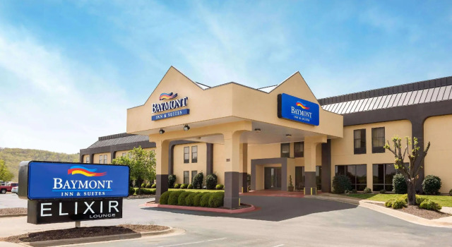 Кровать в общем номере Baymont by Wyndham Fayetteville