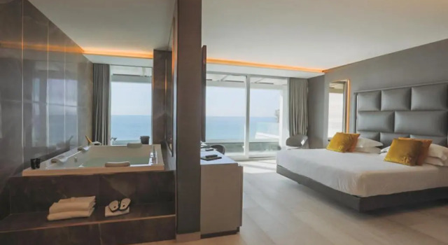Двухместный люкс с видом на море Hotel & Resort Tre Fontane Luxury