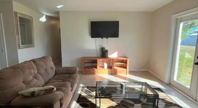 Waterfront renovated 3/2 close to everything