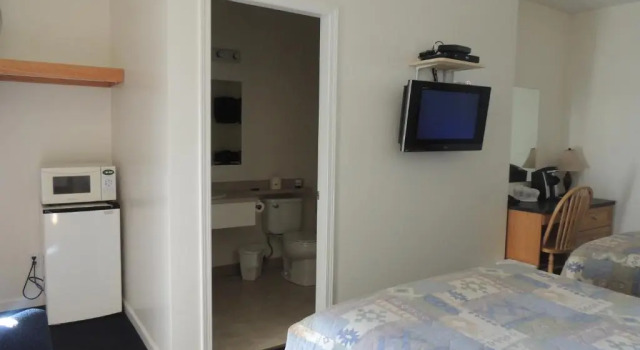 Четырёхместный номер Deluxe 100 Mile Motel & RV Park