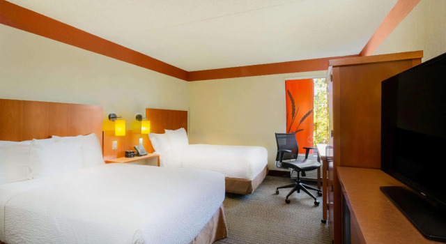 Четырёхместный номер Standard Spark by Hilton Charlotte Airport North