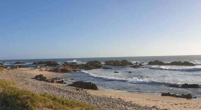 Beach House with DSTV & WIFI & basic housekeeping, Reservar Hotel Hotéis em Knysna com piscina, Piscina