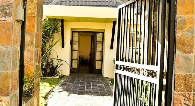 Mandalay Beach B & B