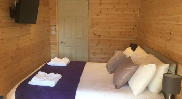 Romantic Getaway Luxury Wooden Cabin with Private Hot Tub And Bbq, Prenota Hotel Hotel a Dyfed con parcheggio, Parcheggio