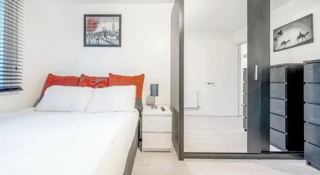 Luxury Central London Balcony 1-bed Apt w/ Parking, Забронировать Отель Отели Лондона 3 звезды, рядом с Станция метро Surrey Quays, 3*