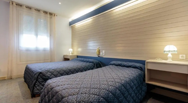 Трёхместный номер Standard Hôtel-Restaurant La Crèche et sa piscine intérieure - Logis Hôtels