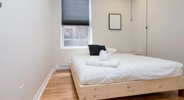 Classic 4BR in Milton Park by Sonder, Rezervasyon Otel Montreal Quebec, Complexe Desjardins yakınında