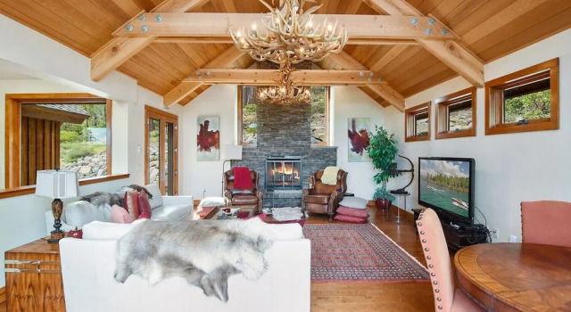 Luxury Mountain Retreat | Lake Views, Deck + BBQ | Pool Table & Chef’s Kitchen