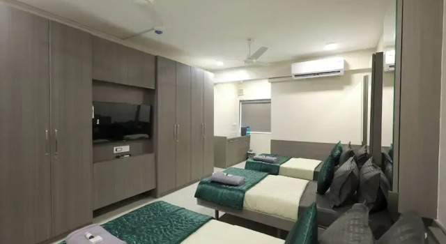 Кровать в общем номере Greenotel Rooms Hazira, Surat