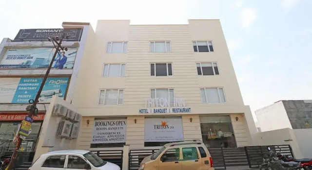 Capital O 30624 Hotel Triton, Забронировать Отель Отели Гомти Нагара с парковкой, Парковка