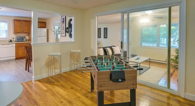 Boston Duplex w/ Foosball Table: 11 Mi to Downtown, 预订 公寓 东波士顿 波士顿