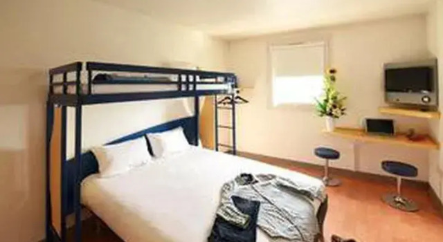 Кровать в общем номере ibis budget Nice Californie Lenval