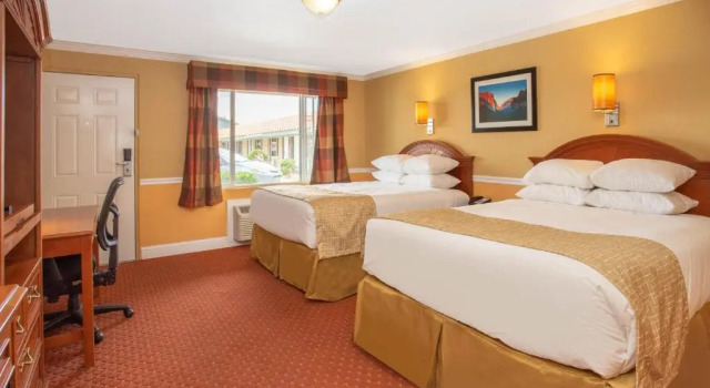 Двухместный номер Standard с видом на бассейн Travelodge by Wyndham Hawthorne