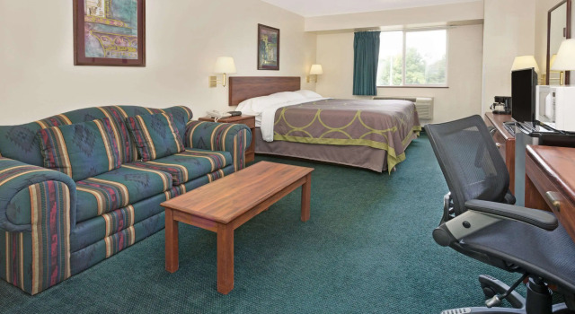 Super 8 by Wyndham Windsor, Book Mini-hotel Hoteller i Windsor med parkering, Parkering