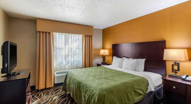 Люкс Quality Suites Addison-Dallas