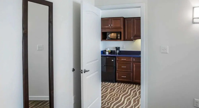 Четырёхместный люкс с балконом Island Inn & Suites, an Ascend Collection Hotel