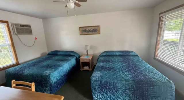 Четырёхместный номер Deluxe Blue Spruce Motel