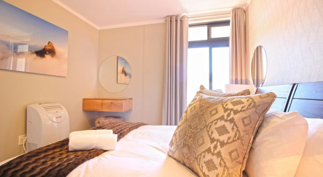 Quayside 1005 - Adults Only, Забронировать Отель Отели Кейптауна 4 звезды, рядом с MyCiTi Station Adderley Street, 4*