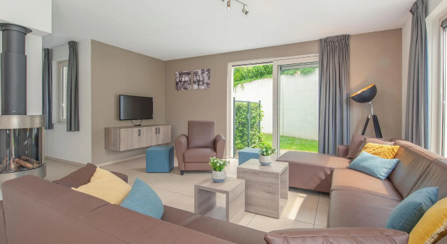 Luxurious villa with indoor swimming pool and sun shower, Prenota Villa Hotel a Limburgo con parcheggio, Parcheggio