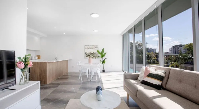 Wow Southport Apartment Near Light Rail Station
