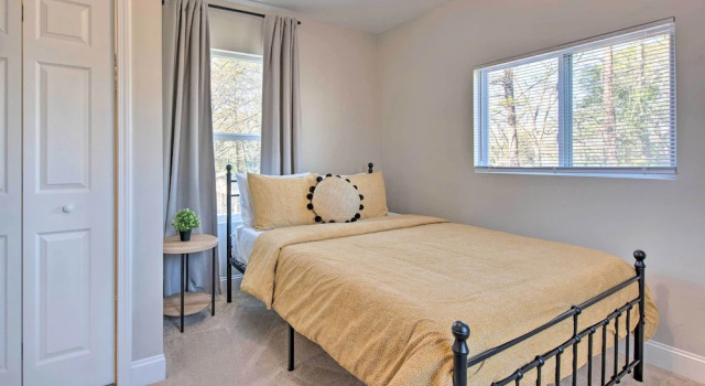 Sleek + Sunny Decatur Home Near Dtwn Atlanta!, Book Feriehus Villaer i Clarkston, Villa