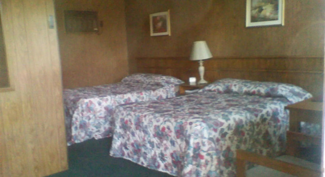 Capri Motel, Забронировать Мотель Отели Макино-Сити с завтраком, рядом с Гольф-клуб Animal Tracks Adventure, Завтраки
