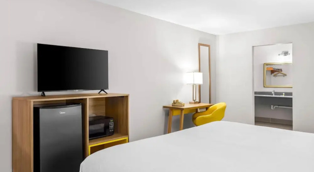 Двухместный номер Standard с балконом Days Inn by Wyndham Huntington