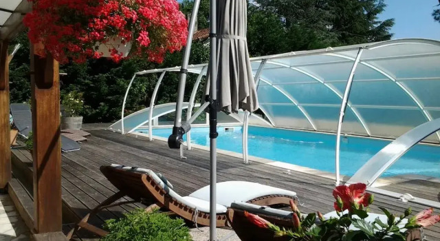 Le Puits des Lucques Gite, Rezerwuj Hotel Hotele w White Perigord z basenem, Basen