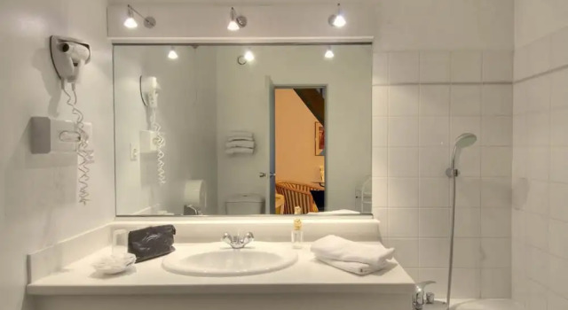 Трёхместный номер Superior Hôtel Les Jardins DAdalric