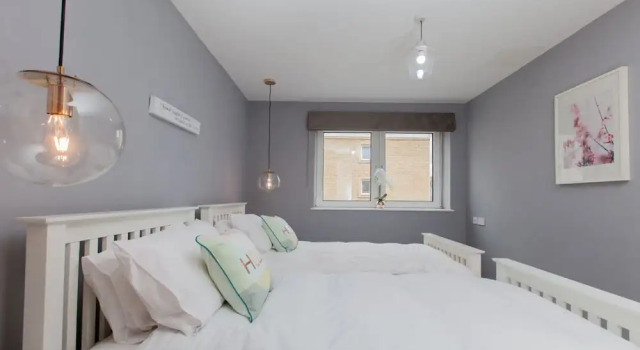 Homely, Hi-tech Modern Flat With Parking and gym, Забронировать Отель Отели Бротона 3 звезды, 3*