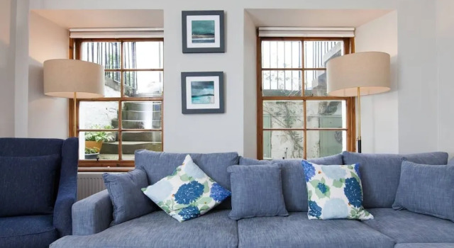 Stylish 2BR Flat for 5 in the Heart of Edinburgh, Забронировать Отель Отели Мерчистон 3 звезды, 3*
