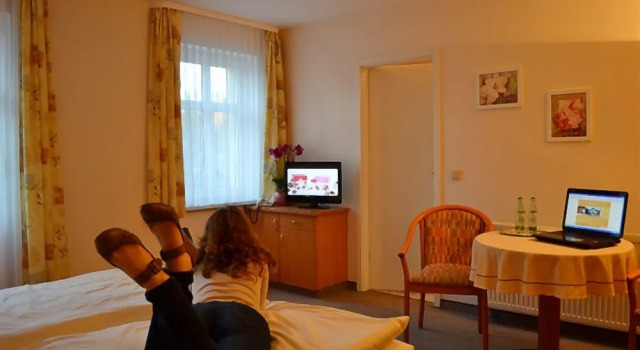 Hotel-Pension Vier Jahreszeiten, Забронировать Отель Отели Бад-Эльстер 3 звезды, 3*