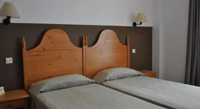 Кровать в общем номере Xons Platja HA