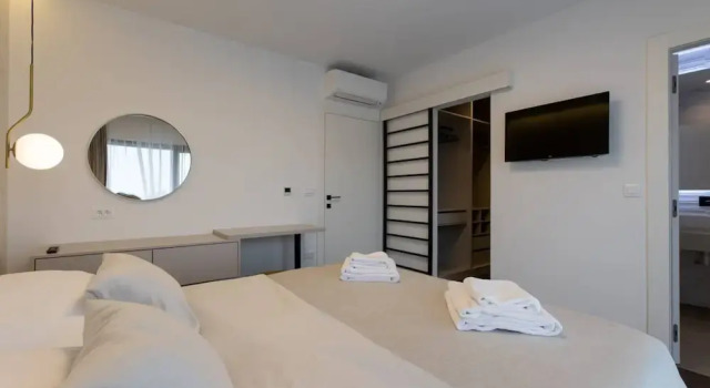 Moonlit Mirage Villa With Pool, Gym and Sauna