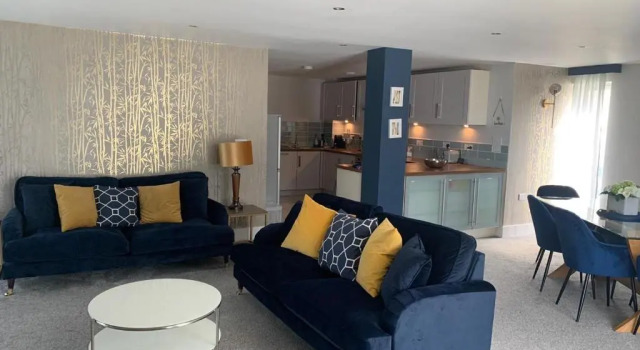 Beautiful 3 bedroom apartment by the Sea