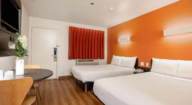Четырёхместный номер Standard Motel 6-Temecula, CA - Historic Old Town