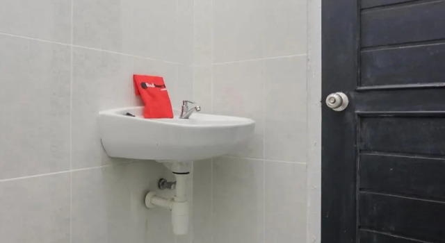 Двухместный номер Standard RedDoorz Syariah near Sultan Thaha Airport Jambi