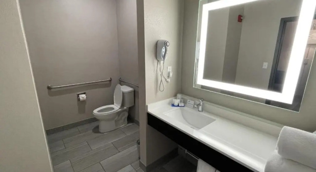 Люкс Holiday Inn Express Hotel and Suites Ada by IHG