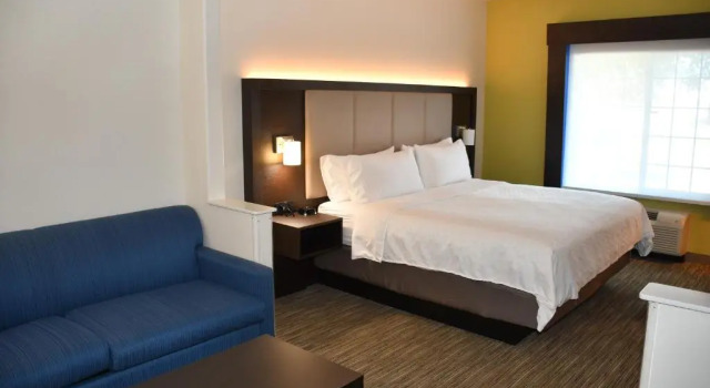 Люкс Holiday Inn Express Hotel & Suites Evanston by IHG