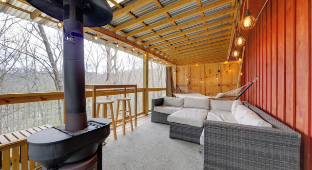 Near Gsmnp Trails: Romantic Creekside Cabin