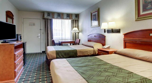 Четырёхместный номер Standard Econo Lodge Meridian South
