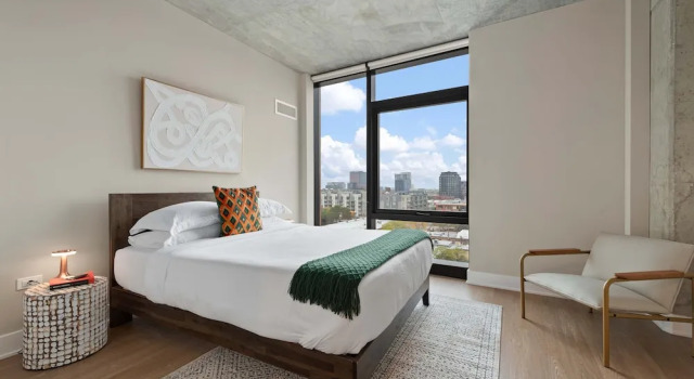 West Loop Duo 2 Stylish 2brs Walk to Dining